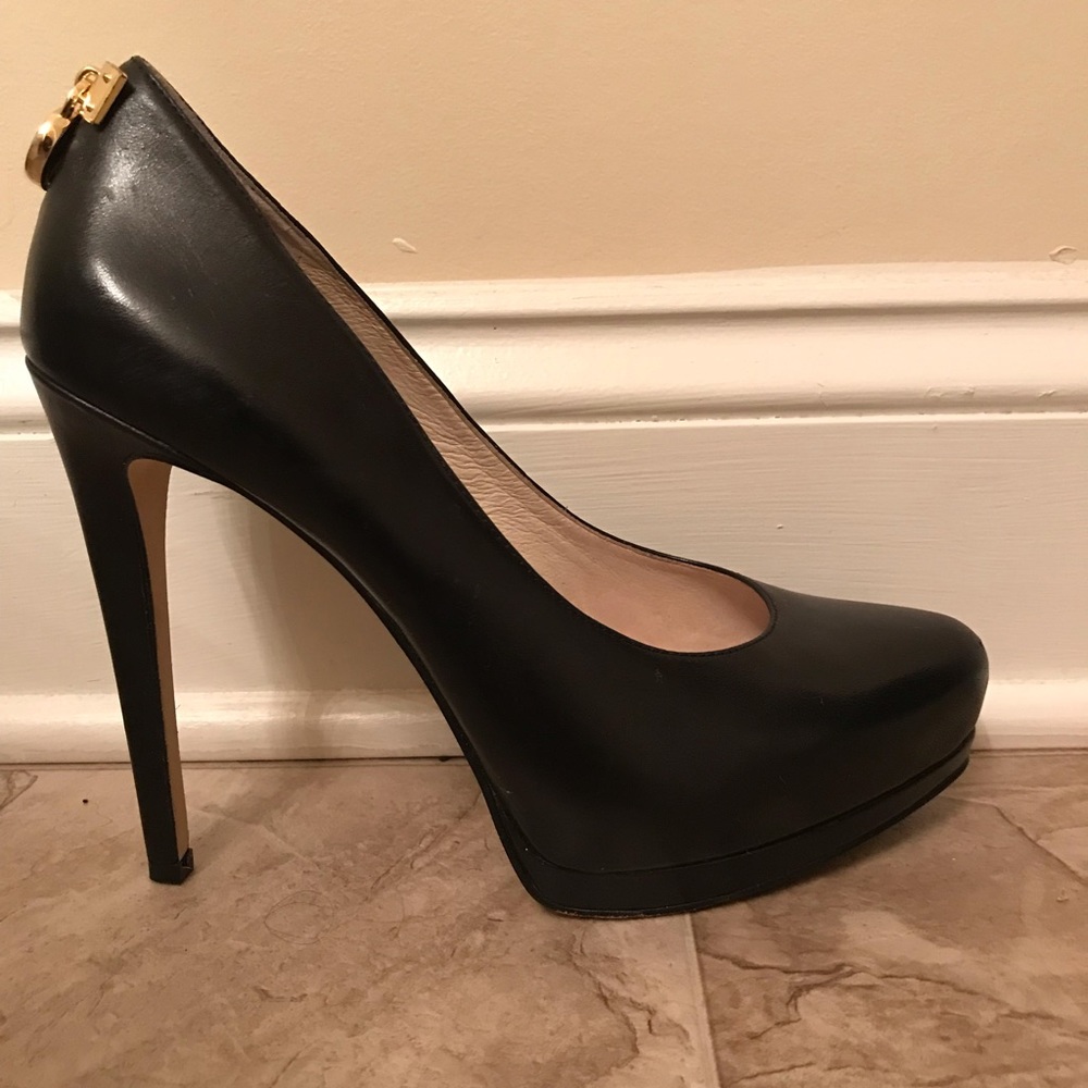 Michale Kors black leather pumps / Size 8